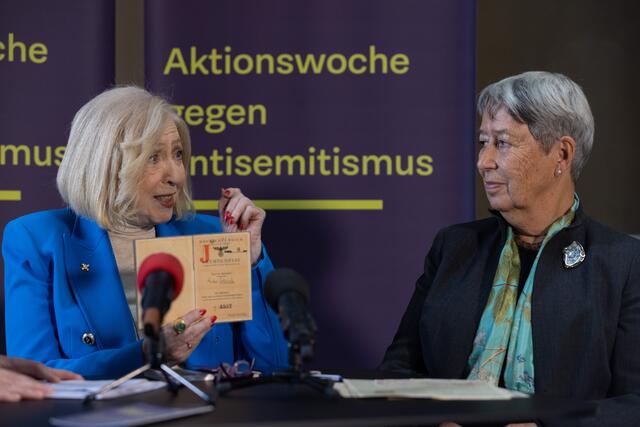 Im Rahmen der Aktionswoche gegen Antisemitismus übergab Freeman persönliche Dokumente an das Museum.  | Foto: Lorenz Seidler/hdgö