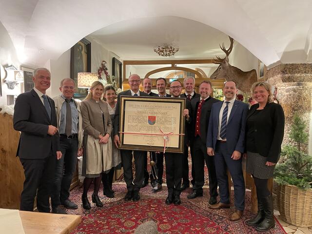Auch der amtierende Matreier Gemeinderat freute sich über das neue Wappen.