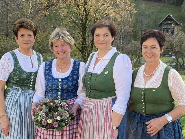 Landesobfrau Martina Pühringer (li.) überreichte Ehrenobfrau Maria Enzendorfer (2.v.li.) einen Blumenkranz als Dankeschön für die geleistete Arbeit