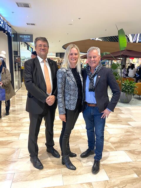 Begeistert vom abendlichen Einkaufs- und Showerlebnis: CYTA-GF Erich Pechlaner, Centermanagerin Daniela Schlemmer und Bürgermeister Peter Lobenwein | Foto: CYTA