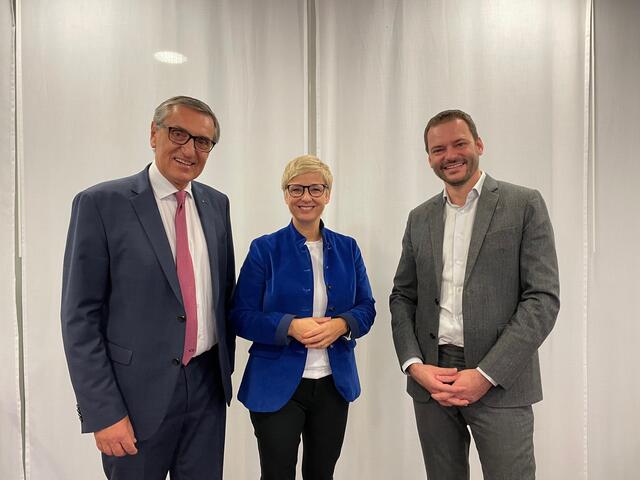 Im Bild (von links): Erich Frommwald, Obmann der OÖ Sparte Industrie, WKOÖ-Präsidentin Doris Hummer, Thomas Kiesenhofer, Partner LeitnerLeitner. | Foto: WKOÖ