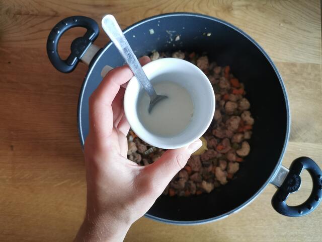 Zum Binden wird etwas Mehl mit Wasser angerührt und zum Ragout gegeben. | Foto: Katrin Ebetshuber