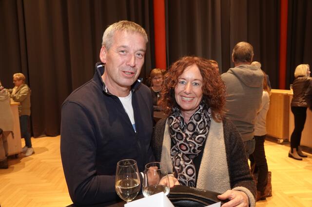 Gerhard und Astrid kamen exta aus Niederwölz um sich das Kabarett anzuschauen und wurden nicht enttäuscht. | Foto: Michael Blinzer