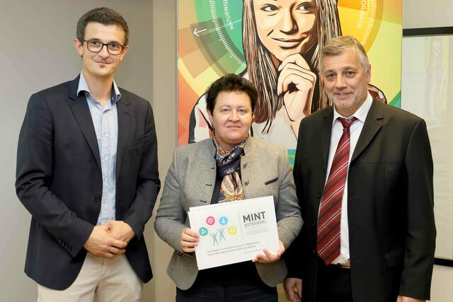 (V. l.) Thomas Buchegger (Referent der IV OÖ), Hildegard Prem (Schulleiterin TFS Haslach) und Bildungsdirektor Alfred Klampfer. | Foto: IV OÖ