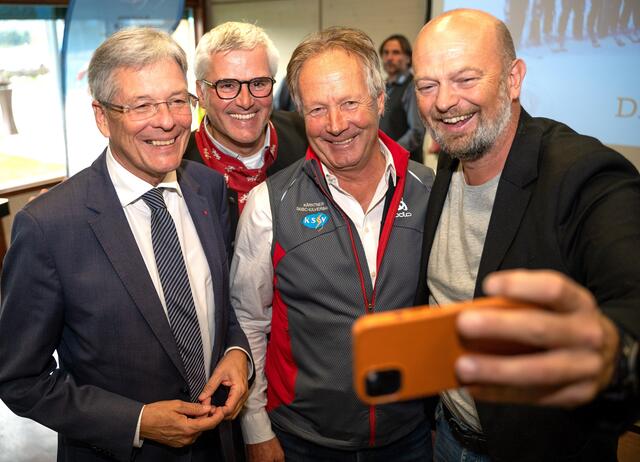 Ausgelassene Stimmung: Peter Kaiser, Gerhard Brüggler, Peter Gfrerer und Christian Kresse. | Foto: LPD Kärnten/Steinacher