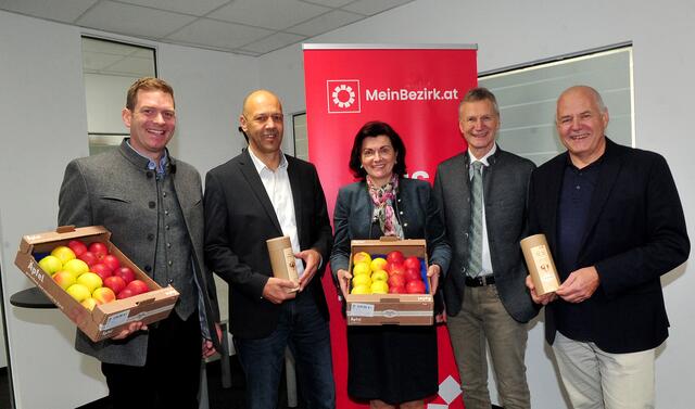 Überbrachten einen Vitamingruß in die Redaktion der RegionalMedien Tirol: Johannes Kuenz, GF Fredy Pfurtscheller, TirolObst-Obfrau Regina Norz, Fachbereichsleiter Wendelin Juen und CR Sieghard Krabichler | Foto: Hassl