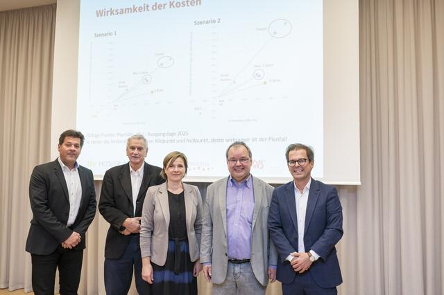 Bei der Ergebnispräsentation erklärt Vizebürgermeisterin Judith Schwentner, dass nun die Weichen im Öffentlichen Verkehr für dieses Jahrhundert in Graz gestellt werden.  | Foto: Stadt Graz/Foto Fischer