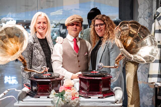 Grammophon-Nostalgie by DJ Paul Plattenreiter faszinierte auch Centermanagerin Daniel Schlemmer und Verena Haselwanter (CYTA-Marketing). | Foto: CYTA