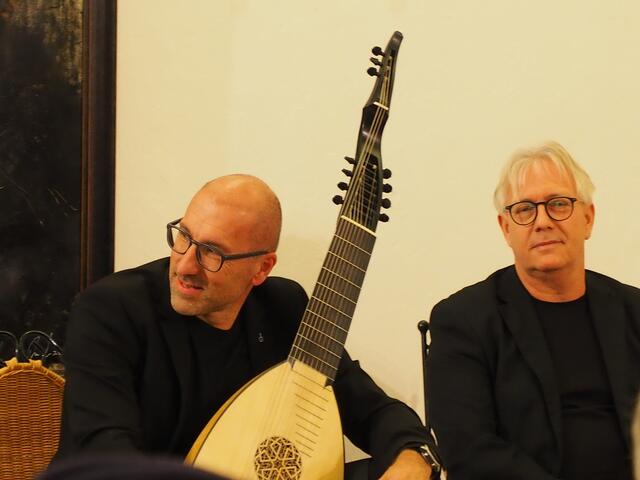 Guntram Zauner spielte die Laute und Herwig Stieger sorgte für die notwendige Percussion