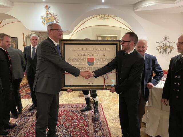 LH Mattle überreichte Bgm. Geir den offiziellen Wappenbrief. 