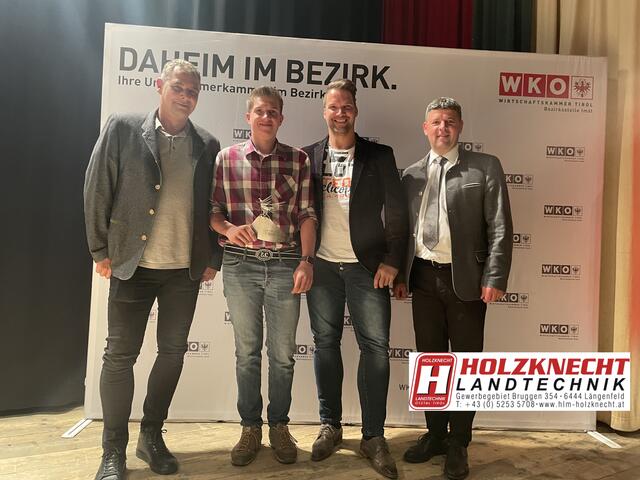Goldenes Leistungsabzeichen: Alexander Holzknecht, Elias Klotz, Helmut Holzknecht mit Bgm. Richard Grüner (v.l.).
