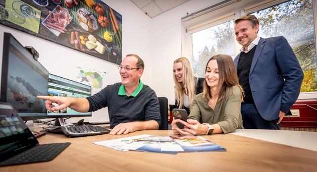 Geschäftsführer Michael Feiertag und sein digitales Team freuen sich riesig. | Foto: Steiermark Tourismus/Jesse Streibl