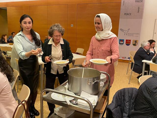 Mit der von Flüchtlingsfrauen gekochten "Papa Gruber Suppe" klang die Eröffnung des Symposiums kulinarisch wohlschmeckend aus. | Foto: Claudia Haunschmied