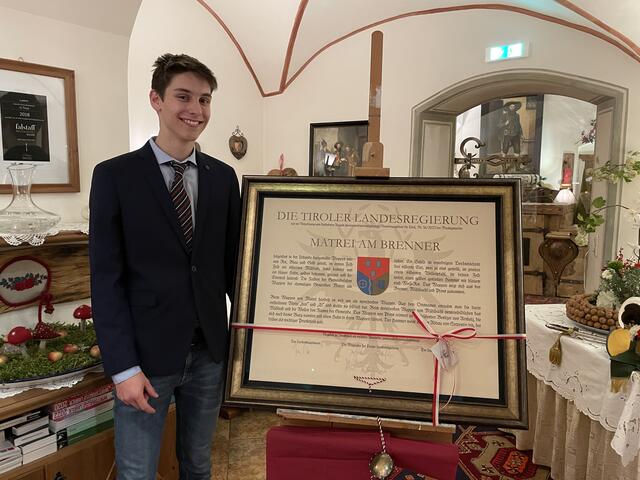 Simon Eller hat das Matreier Wappen entworfen.