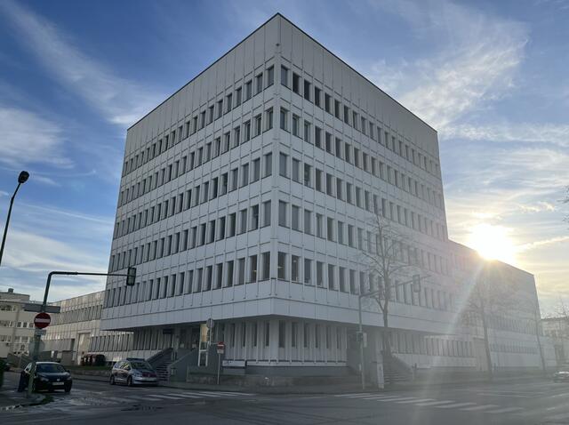 In der Asyl-Registrierstelle bei der Welser Polizei werden die Schlaf-Container abgebaut. Zukünftig sollen nur 30 Antragstellerinnen und Antragsteller vor Ort sein. | Foto: BRS