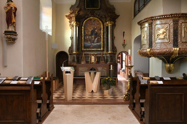 Neue Liturgische Elemente in der Kirche Lackenhof:
Ambo, Altar, Altarkreuz, Altarleuchter, Pflanzgefäß. | Foto: Joseph Hofmarcher