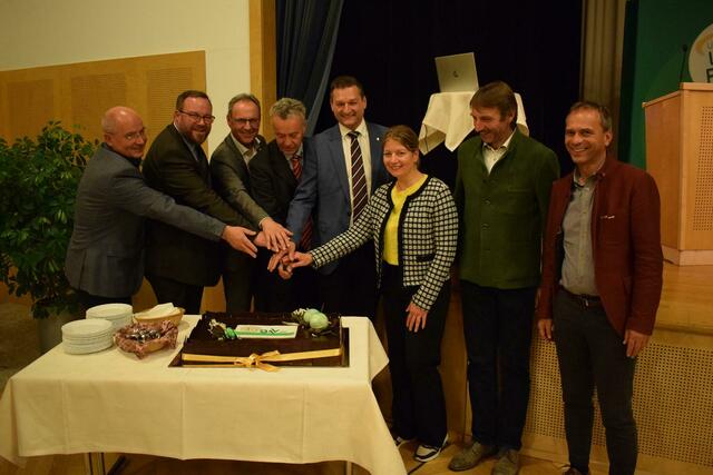 Gemeinsam wurde die Geburtstagstorte angeschnitten: Christian Ehrengruber, Tobias Höglinger, Roland Wohlmuth, Gerhard Lindbichler, Michael Gruber, Elisabeth Leithner, Johann Fessl, Siegfried Pramhas (v.li.) | Foto: BAV Kirchdorf