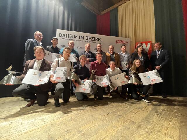 Die Landessieger posierten stolz für das "Sieger-Bild" bei der Lehrlingsehrung im Trofana Tyrol.