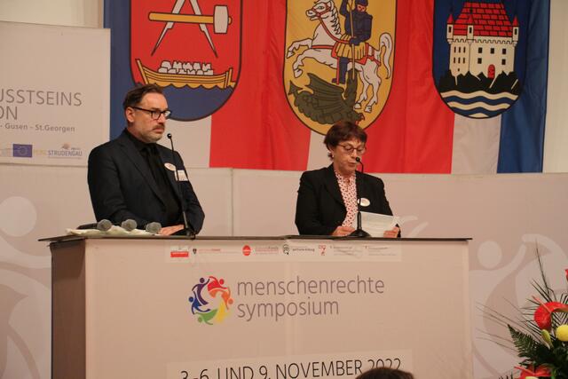 St. Georgens Bürgermeister Andreas Derntl und Bewusstseinsregion-Geschäftsführerin Andrea Wahl eröffneten das Symposium. | Foto: Claudia Haunschmied