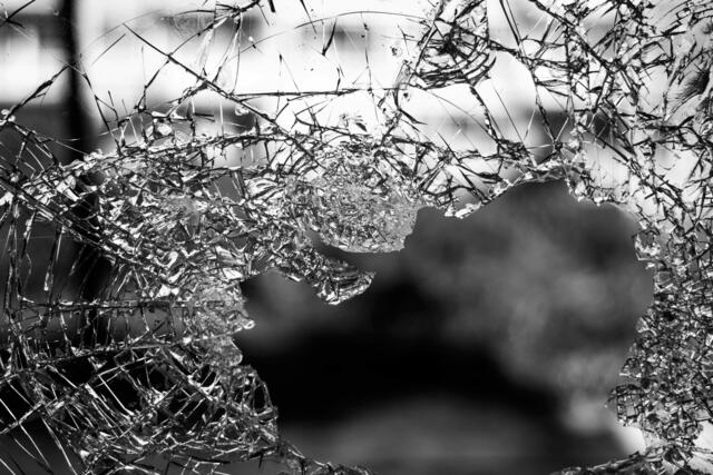 20 Fahrzeuge und Verkehrsschilder wurden mutmaßlich zerstört. Die Polizei sucht Augenzeuginnen bzw. Augenzeugen. | Foto: Jilbert Ebrahimi/Unsplash