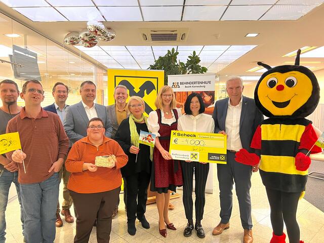 Weltspartag 2022:  Richard Nagl, Günter Schölm, Stadtrat Andreas Minnich, Raika-Direktor Christoph Hackel, Bettina Ruthner, Behindertenhilfe-Direktor Johannes Hofer, Vizebürgermeisterin Helene Fuchs-Moser, Michaela Hardegg, Behindertenhilfe-Präsidentin Sylvia Bruckner, Raika-Direktor Andreas Korda und auch Sumsi darf nicht fehlen. | Foto: Raiffeisenbank Korneuburg