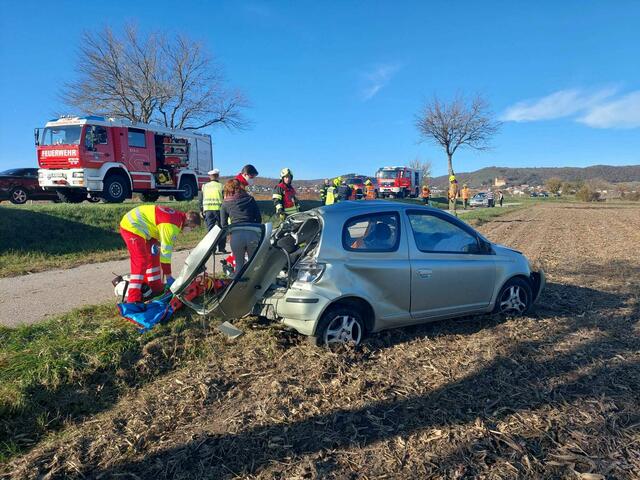 Das Unfallauto kam in einem Feld zum Stehen. | Foto: Feuerwehr Donnerskirchen/Facebook