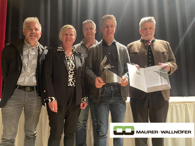 2. Platz: Adrian Kammerlander mit Baumeister Michael Wallnöfer, 
Alexandra und Ingomar Kammerlander samt Holzbaumeister Artur Parth. 