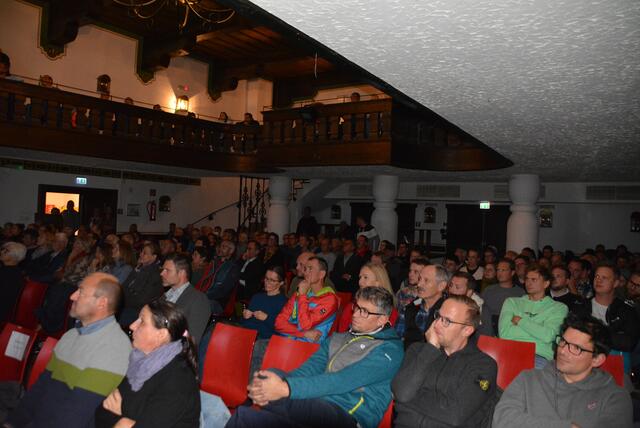 Das interessierte Publikum im Festsaal Mauterndorf, am 4. November 2022. | Foto: RegionalMedien Salzburg