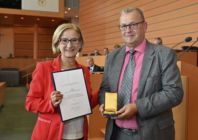 Chordirektor Walter Irschik mit Landeshauptfrau Johanna Mikl-Leitner | Foto: NLK Filzwieser