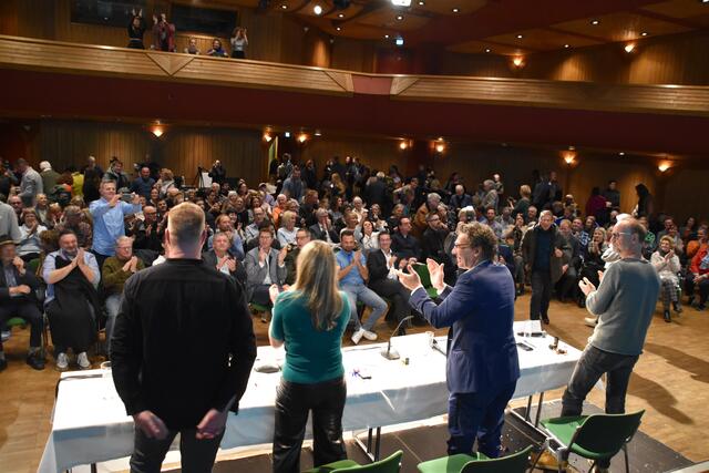 Künstlerischer Leiter Gregor Bloéb lud zur öffentlichen Pressekonferenz: Der Telfer Rathaussaal war voll! 
"Die Telfer sollen wieder stolz auf ihre Volksschauspiele sein", sagt Bloéb.