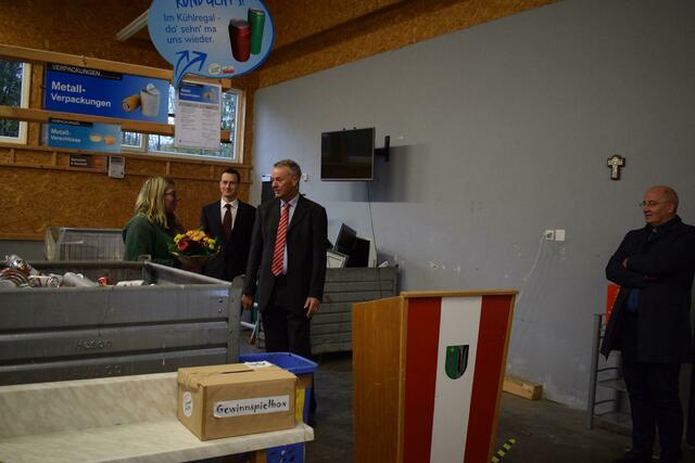 Bürgermeister Gerhard Lindbichler, Vorsitzender des BAV Kirchdorf, und Stefan Postlmayr, Geschäftsstellenleiter, überreichten der stellvertretenden ASZ-Leiterin Julia Radinger zum Dank für die tolle Arbeit einen Blumenstrauß.  | Foto: BAV Kirchdorf