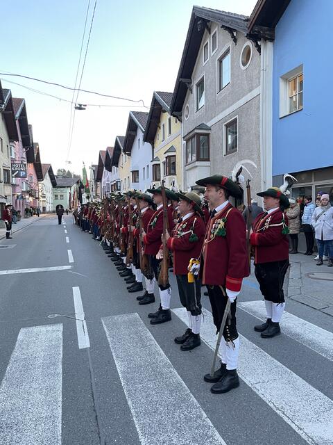 Aufmarsch der Schützen beim landesüblichen Empfang.