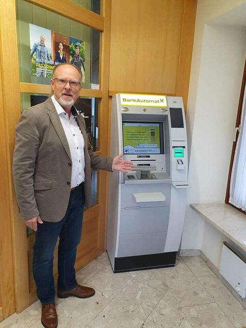 Vbgm. Rudolf Rogatsch (SPÖ) kritisiert das Aus für den Bankomaten in der ehemaligen Raiffeisen-Filiale. | Foto: SPÖ