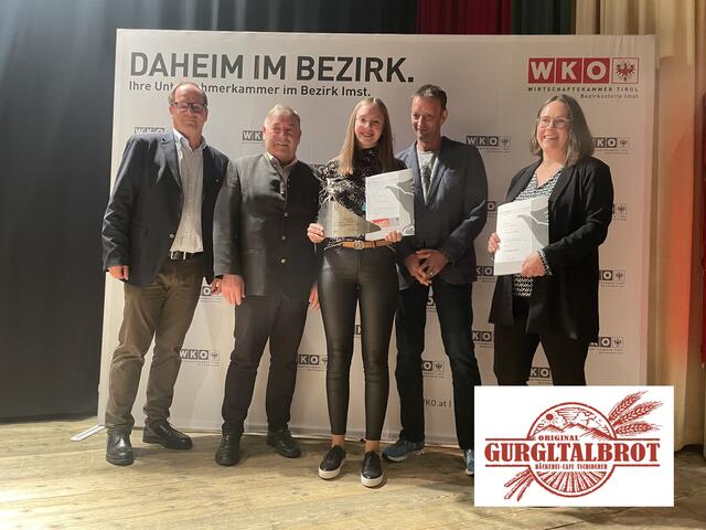 Landessiegerin: Julia Tschiderer (Bäckerei im 2. Lehrjahr) mit Ludwig und Tanja Tschiderer samt Bgm. Herbert Kröll (l.)