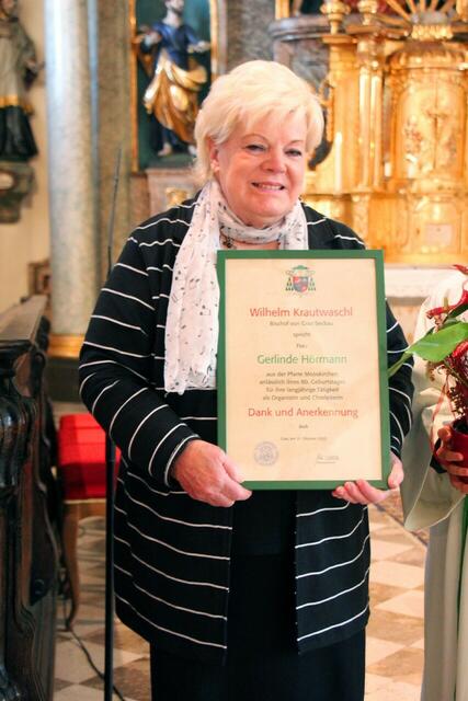 Gerlinde Hörmann freute sich sichtlich über die ihr überreichte Urkunde. | Foto: Wutte