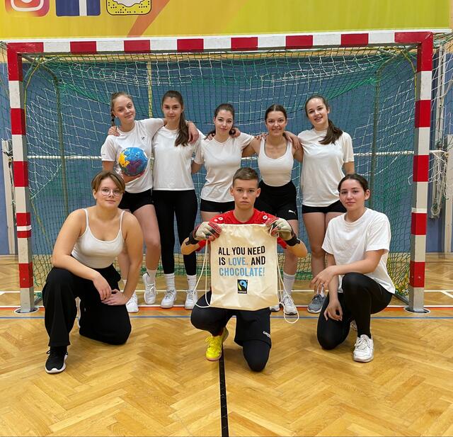 Fußball spielen und Gutes tun: Dass das ganz einfach geht, haben die Schülermannschaften des BG/BRG Weiz bei ihrem Fairtrade-Fußballturnier bewiesen. | Foto: Sandro Pieber