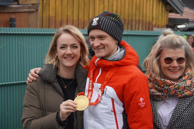 Olympiasieger und Skispringer Daniel Huber musste in Hochrum am Knie operiert werden. Gattin Franziska Huber, Olympiasieger im Teambewerb-Skispringen in Peking 2022 Daniel Huber und seine Mutter Barbara Obermaier-Huber beim Empfang in seiner Salzburger Heimatgemeinde.  | Foto: Emanuel Hasenauer