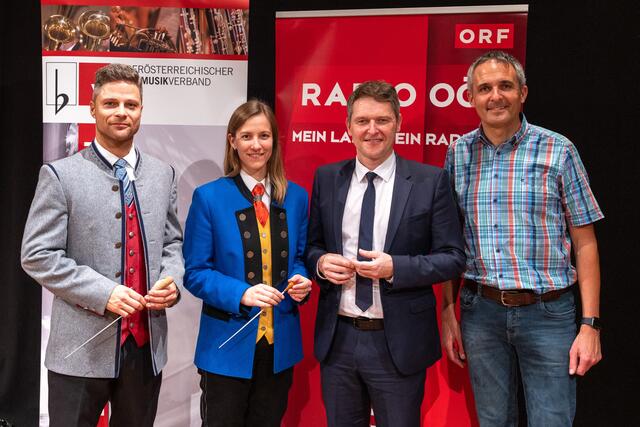 Bezirkskapellmeister Hermann Pumberger mit den beiden musikalischen Leitern Paul Kusen und Johanna Heltschl | Foto: ©Christoph Mühlböck | Foto: Christoph Mühlböck