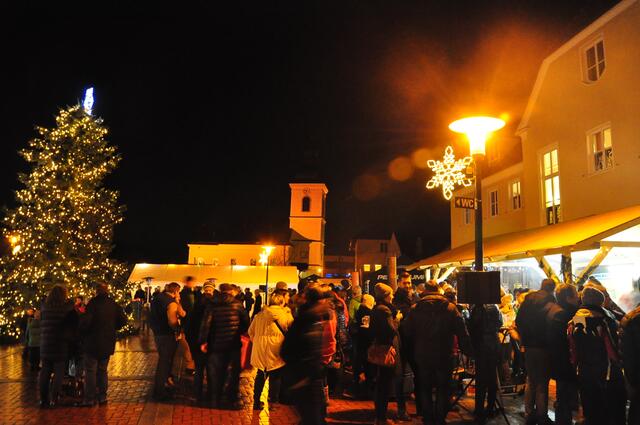 Am Adventmarkt in Krenglbach gibt es allerlei regionale Produkte. | Foto: Gemeinde Krenglbach