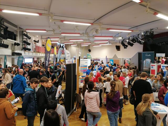 Zahlreiche Jugendliche und auch Eltern nutzen die Möglichkeit, sich bei der BuK.li in Bad Aussee, Gröbming und Liezen über Aus- und Weiterbildungsmöglichen im Bezirk Liezen zu informieren. | Foto: BuK.li