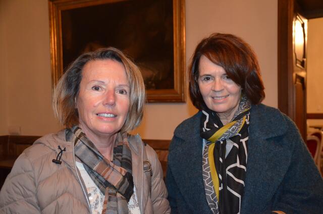 Roswitha Sattlegger wird von Walburga Müller begleitet