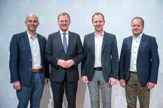 Landeshauptmann Thomas Stelzer (2. v. l. ) zeigt sich stolz auf die Bürgermeister im Bezirk Eferding.  | Foto: OÖVP 