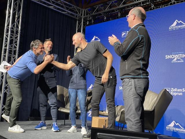 Zum Abschluss des Abends gab es kräftigen Applaus für den sympathischen Norweger sowie shake hands. | Foto: Sarah Braun