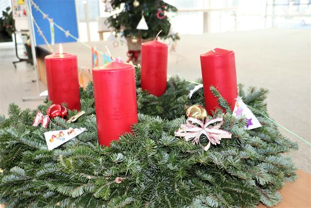Neben Stick-, Strick- und Häkelarbeiten gibt es auch selbst gebundene Adventkränze. | Foto: Edith Ertl