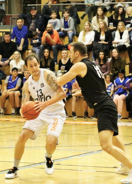 Fabio Thaler (weiß) im Spiel gegen die Wörthersee Piraten. | Foto: Schwaighofer