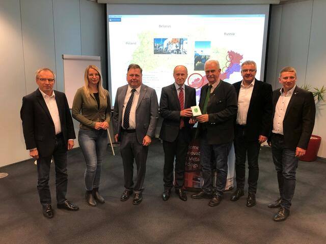 Bürgermeister Wolfgang Klinger, Bürgermeisterin Nadine Humberger, Honorarkonsul Ernst Hutterer, Vasyl Khymynets, Bürgermeister Peter Oberlehner, Christoph Schweitzer, Bürgermeister Klaus Bachmair. (v. l. ) | Foto: Gemeindeamt Pötting 