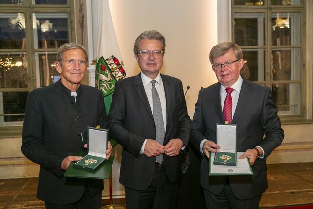 Ehrwürdig: Hans Schullin, Christopher Drexler und Herbert Beiglböck. | Foto: Frankl/Land Steiermark