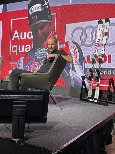 Während des Gespräches mit Aksel Lund Svindal beim Experten Talk auf der Burg Kaprun wurden auch Ausschnitte aus dem Film über den "Attacking Wiking" gezeigt. | Foto: Sarah Braun