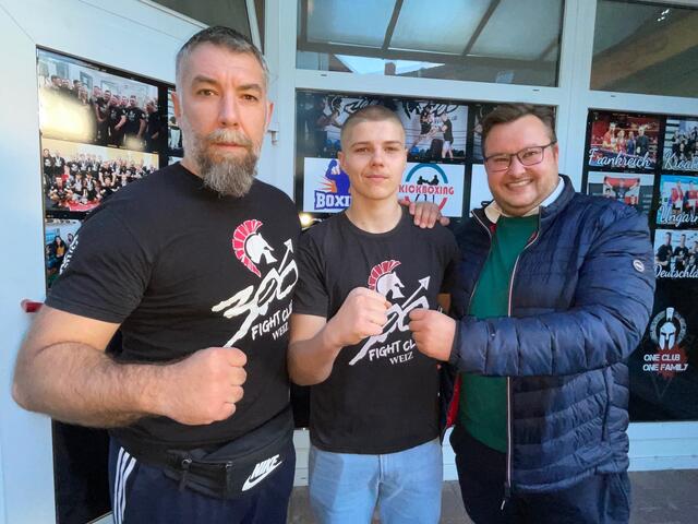 Trainer Hrvoje Kisasondi, David Burlacu und Sportreferent Christof Prassl (v.l.) sind stolz auf die Erfolge der Weizer. | Foto: RegionalMedien Steiermark/Hofmüller