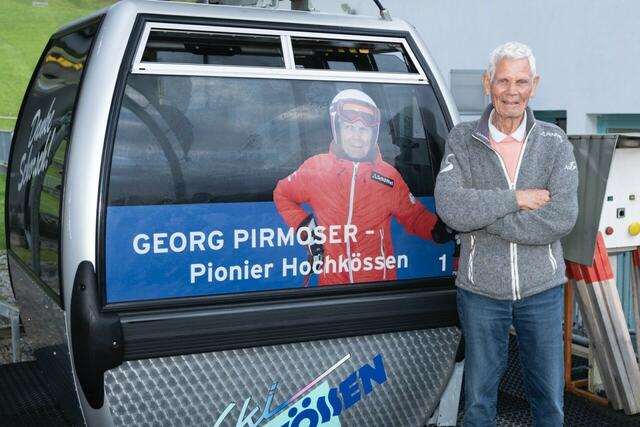 Der ehemalige Geschäftsführer der Unterberghornbahnen, Georg Pirmoser, durfte sich über seine "eigene" Gondel freuen. | Foto: Bergbahnen Kössen/Hubert Bernard